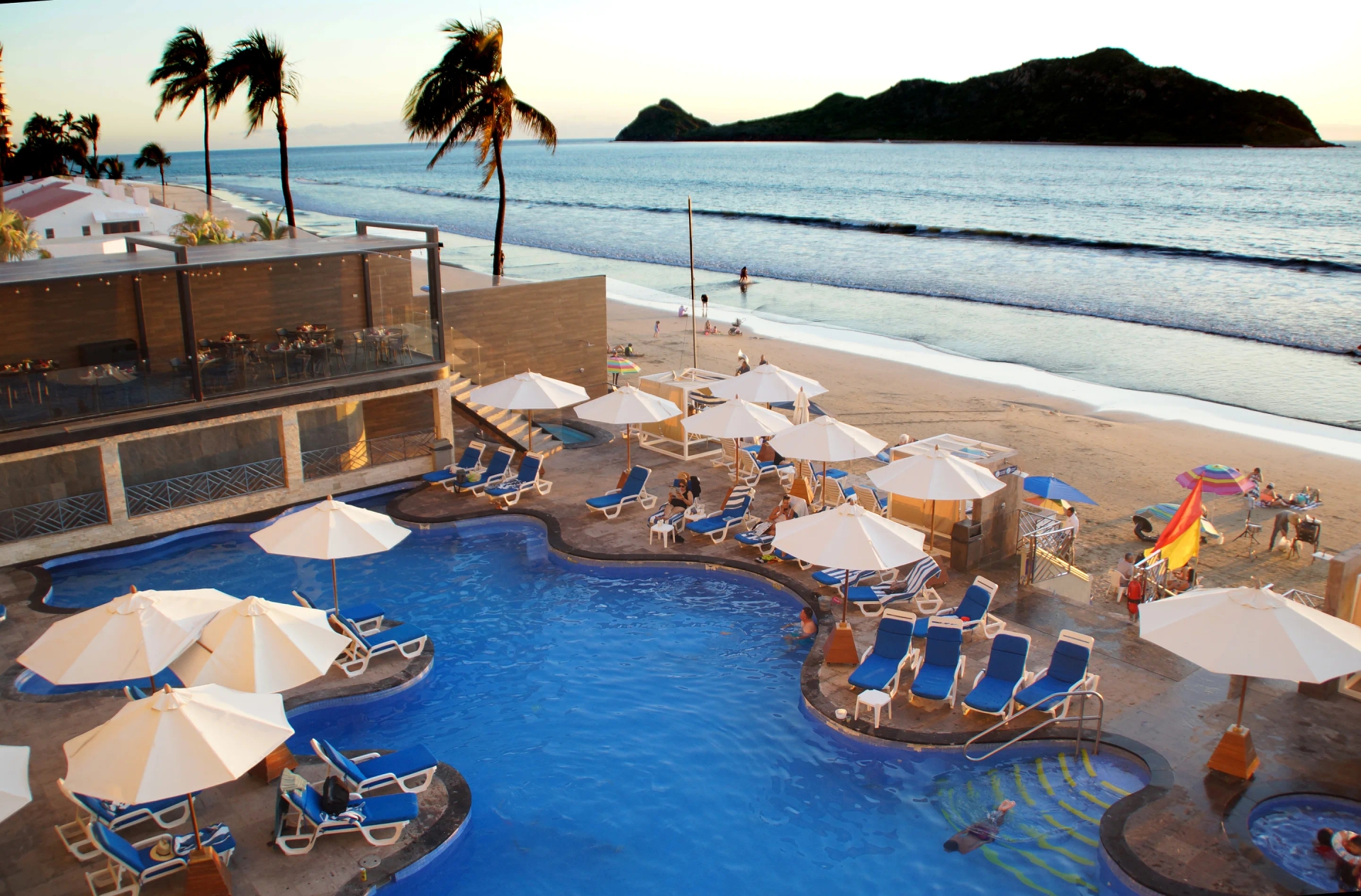 Tu hotel frente a la playa en Mazatlán